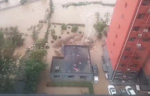 大暴雨冲垮河北小区地库：小孩被困在家没水没电